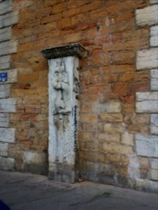 Lyon 1er - Rue des Fantasques, ancienne fontaine en forme de pilastre photo