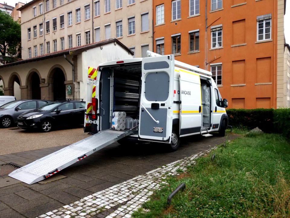 Lyon 1er - Résidence Villemanzy, camion de la Croix-Rouge en intervention CAI