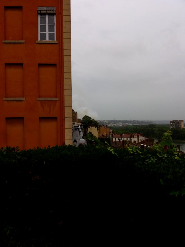 Lyon 1er - Résidence Villemanzy, vue sur les fumée de l'incendie du 5-7 montée Bonafous
