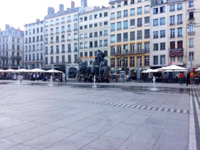 Lyon 1er - Place des Terreaux - Jets d'eau alignés (2)