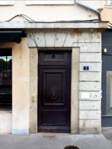 Lyon 1er - Place Louis Pradel, porte au numéro 2