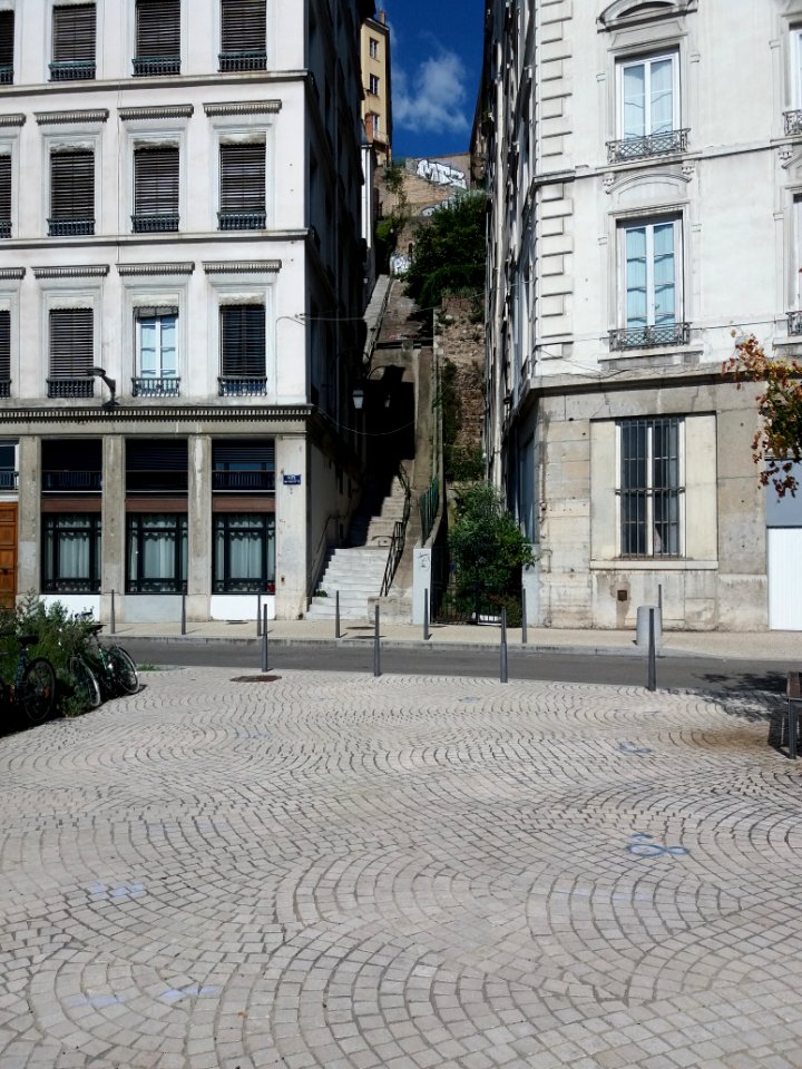 Lyon 1er - Place Louis Chazette, vue sur la montée Coquillat