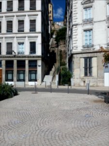 Lyon 1er - Place Louis Chazette, vue sur la montée Coquillat