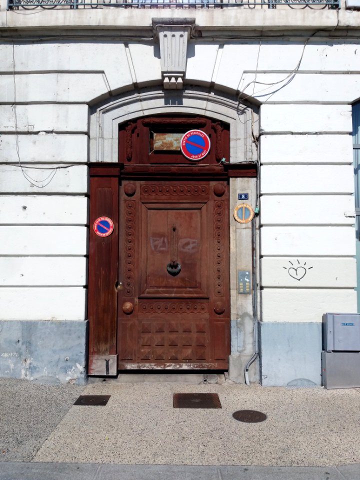 Lyon 1er - Place Louis Chazette, porte au numéro 8