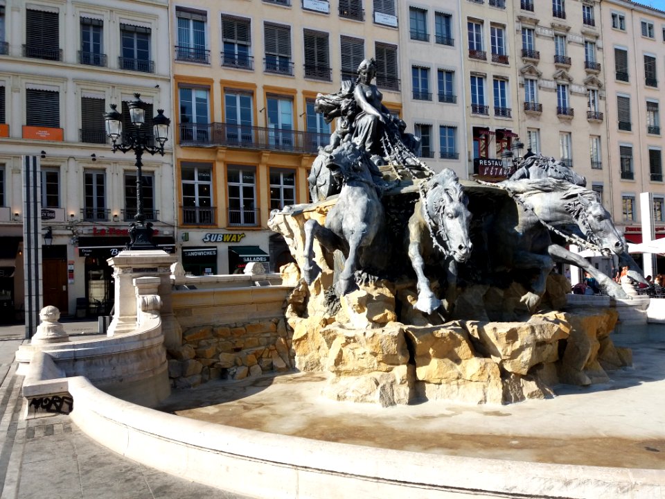 Lyon 1er - Place des Terreaux - Fontaine Bartholdi hors d'eau (2)
