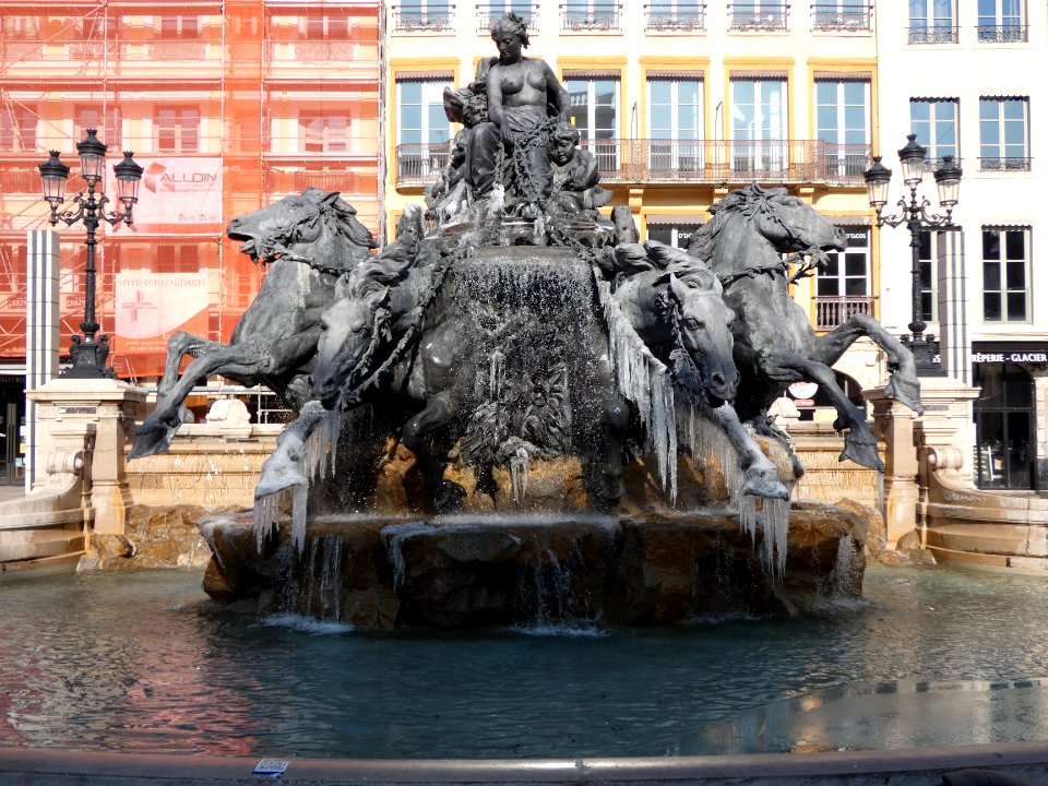 Lyon 1er - Place des Terreaux - Fontaine Bartholdi - Après la neige et le gel