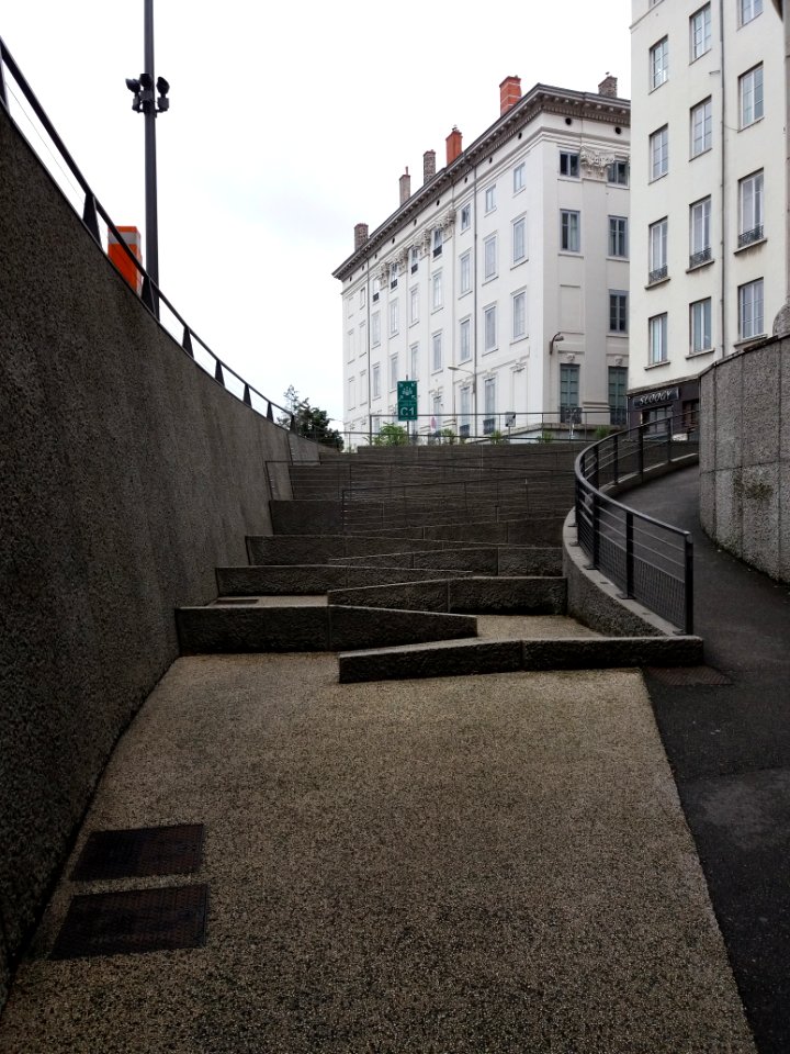 Lyon 1er - Place Michel Servet, chemin de sortie du tunnel qui passe sous celui de la Croix-Rousse