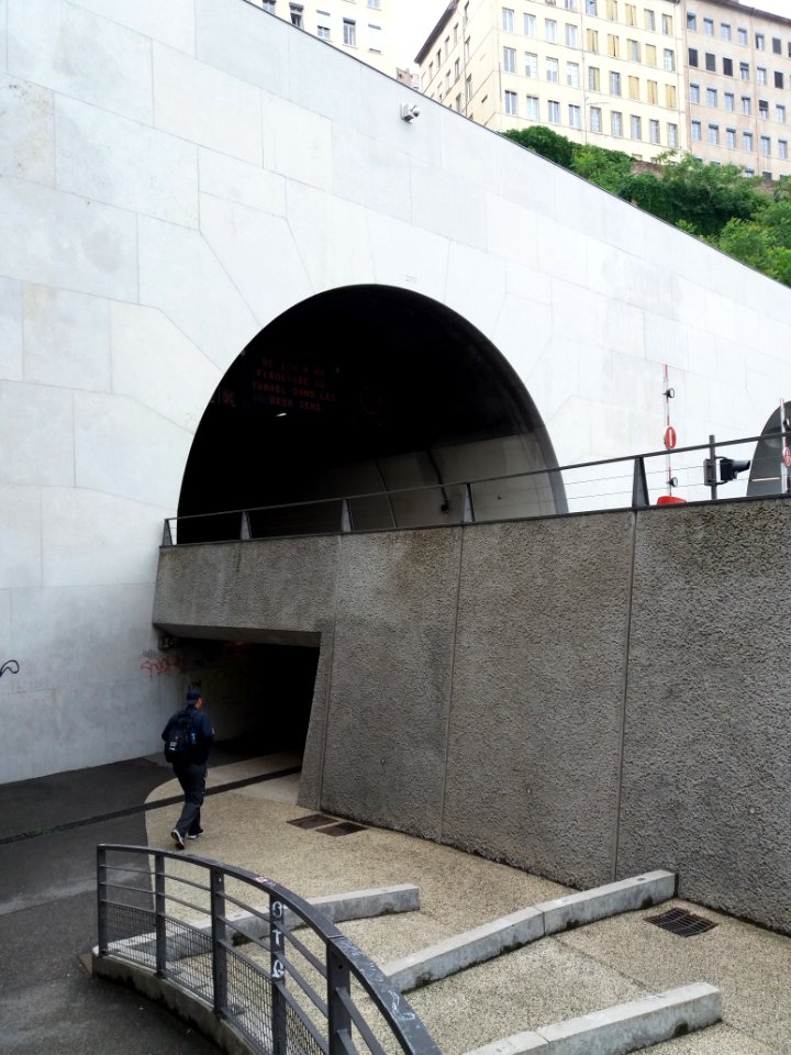 Lyon 1er - Place Michel Servet, entrée du tunnel piétons sous celui de la Croix-Rousse