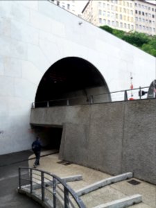 Lyon 1er - Place Michel Servet, entrée du tunnel piétons sous celui de la Croix-Rousse