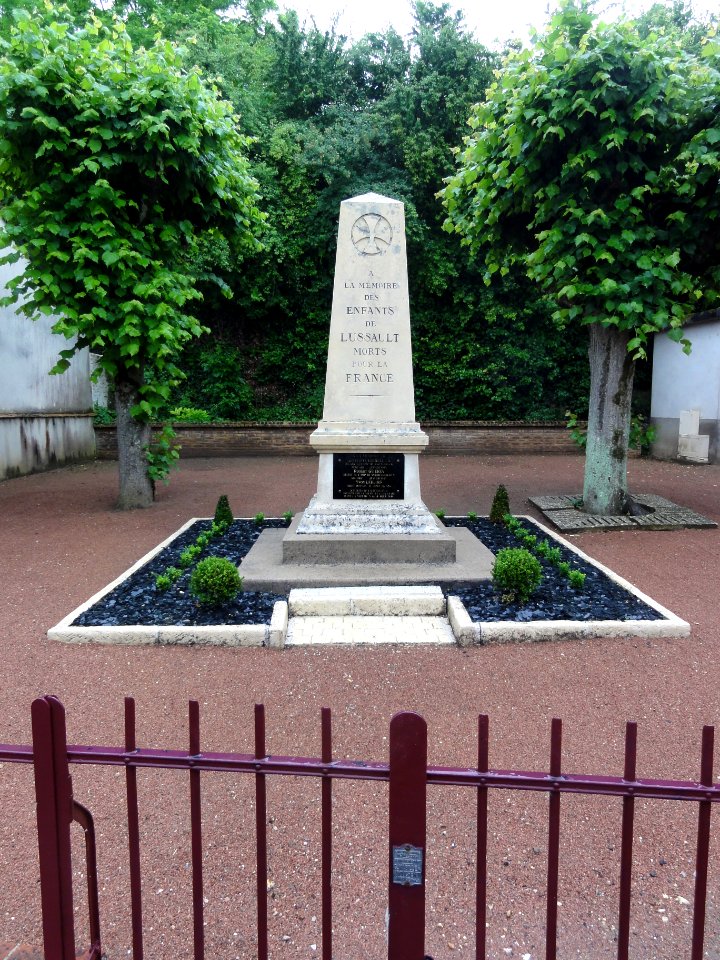 Lussault-sur-Loire (Indre-et-Loire) Monument aux morts