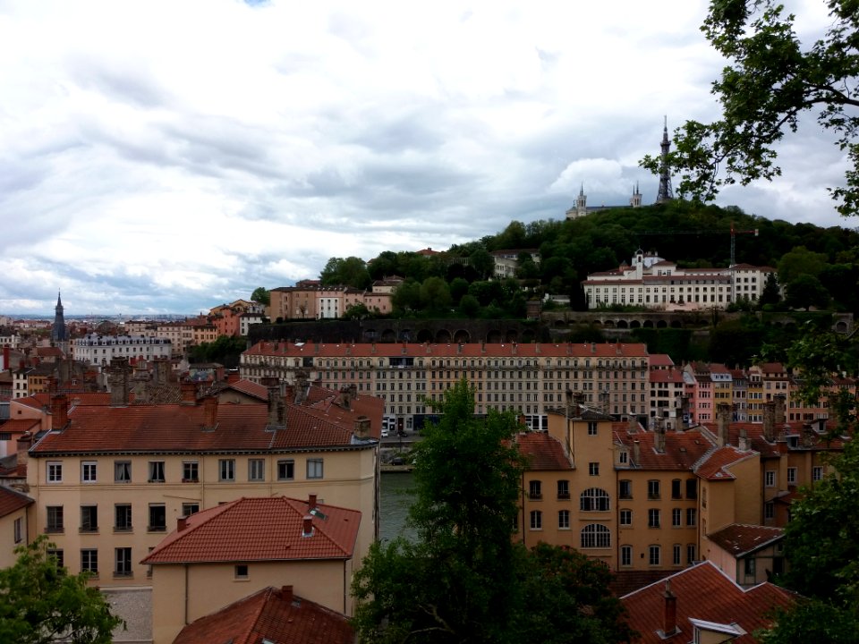 Lyon 1er - Place Rouville, vue sur la colline de Fourvière