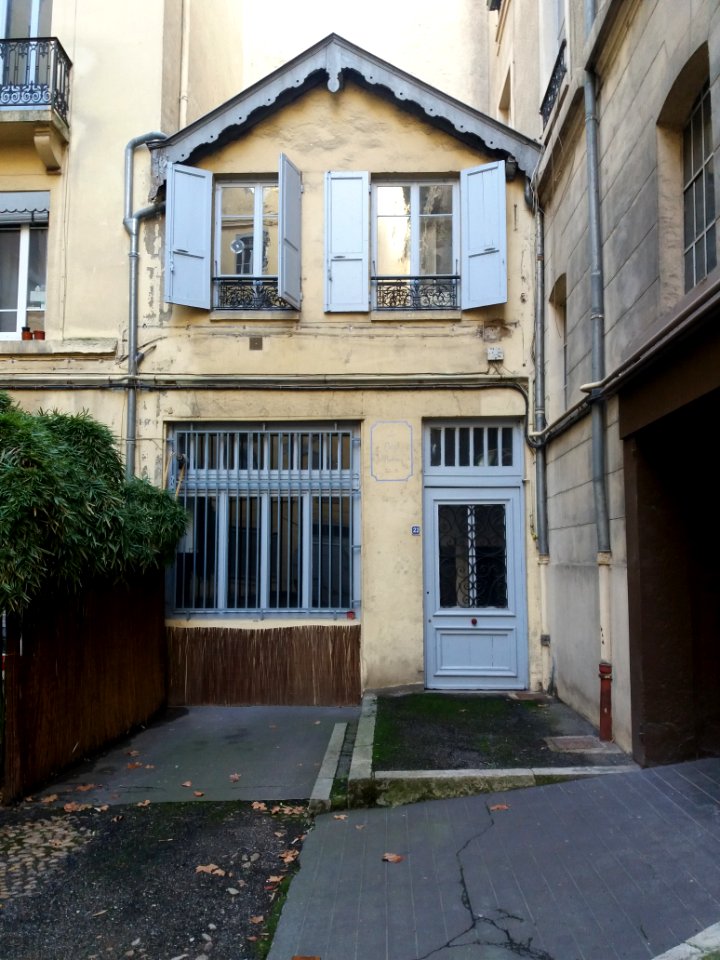 Lyon 1er - Place du Port-Neuville - La Petite Maison de Caroline, au numéro 22