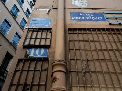 Lyon 1er - Place Croix-Paquet, numéro 10, plaque-affiche Eduarda Brasil