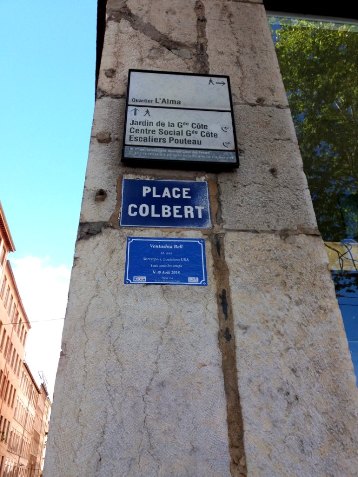 Lyon 1er - Place Colbert, plaque et fausse plaque à Vontashia Bell