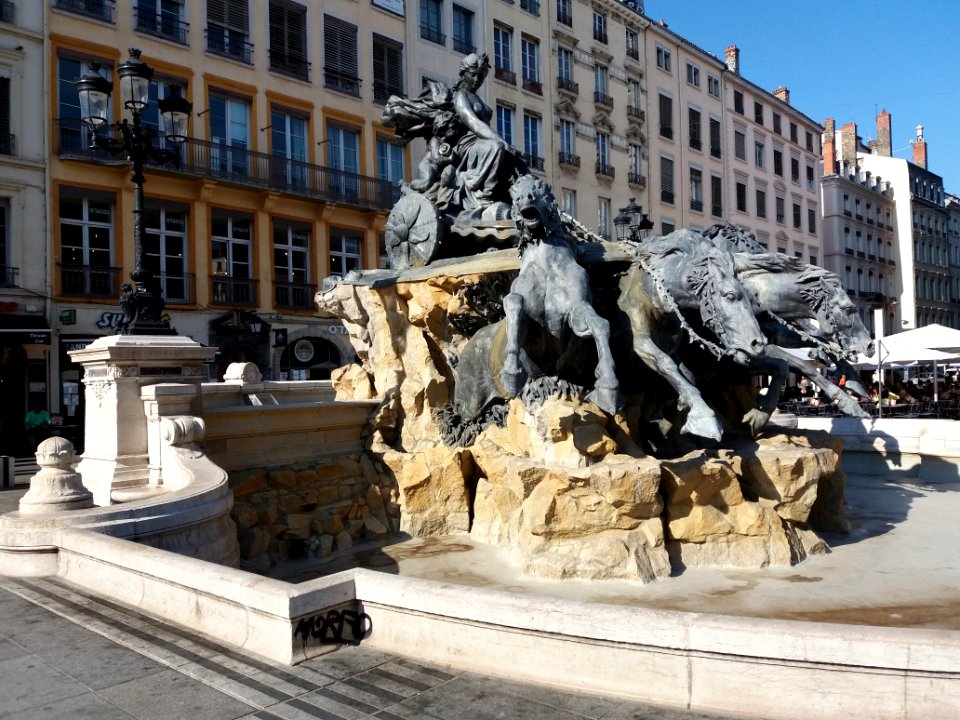 Lyon 1er - Place des Terreaux - Fontaine Bartholdi hors d'eau (1)