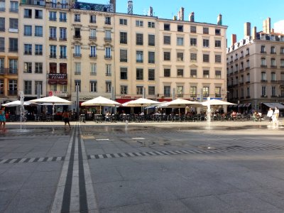 Lyon 1er - Place des Terreaux - Jets d'eau alignés (1)