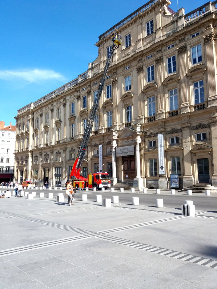 Lyon 1er - Place des Terreaux - Intervention des pompiers sur la façade du palais Saint-Pierre (1)