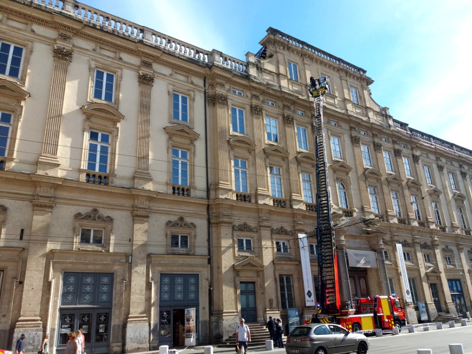 Lyon 1er - Place des Terreaux - Intervention des pompiers sur la façade du palais Saint-Pierre (3)