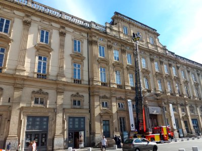 Lyon 1er - Place des Terreaux - Intervention des pompiers sur la façade du palais Saint-Pierre (3)