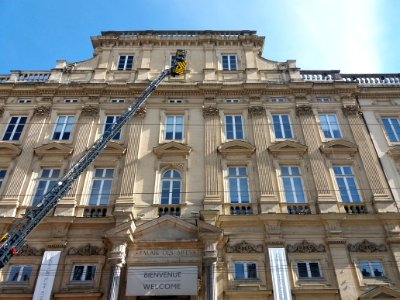 Lyon 1er - Place des Terreaux - Intervention des pompiers sur la façade du palais Saint-Pierre (2) photo