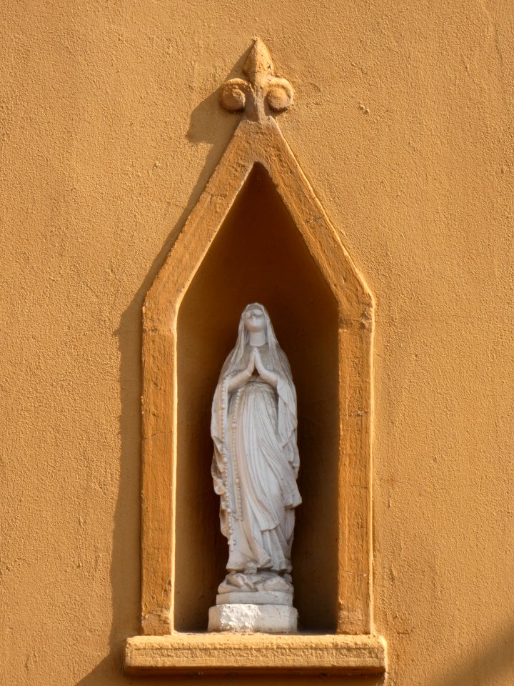 Lyon 1er - Quai Saint Vincent - Immeuble au numéro 39 - Vierge sur la façade