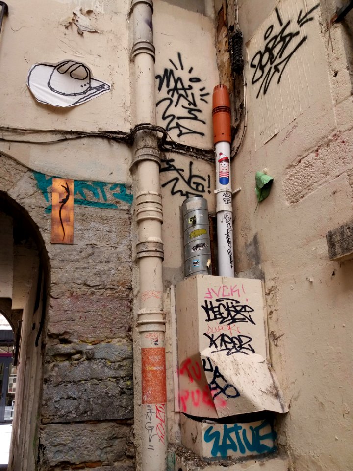 Lyon 1er - Passage Mermet - Angle sud-ouest avec de nombreux graffiti