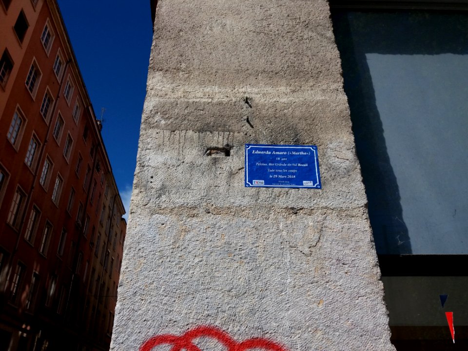 Lyon 1er - Place Colbert, plaque manquante et fausse plaque à Eduarda Amaro