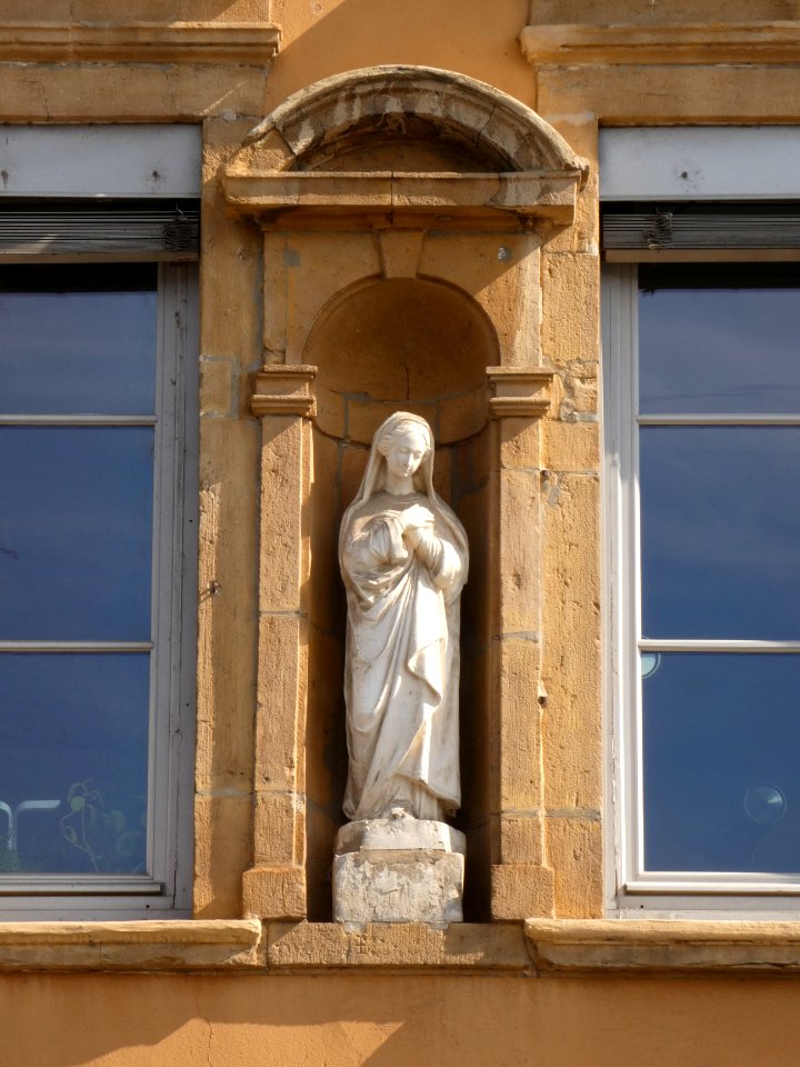 Lyon 1er - Quai Saint Vincent - Immeuble au numéro 40 - Vierge sur la façade