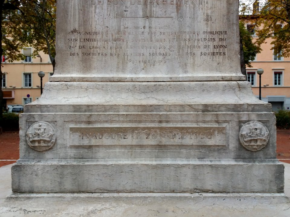 Lyon 1er - Place Sathonay - Statue du Sergent Blandan, piédestal, face sud, inauguré le 22 avril 1900