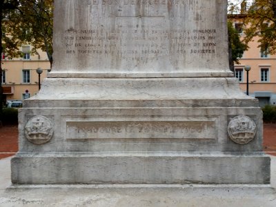 Lyon 1er - Place Sathonay - Statue du Sergent Blandan, piédestal, face sud, inauguré le 22 avril 1900