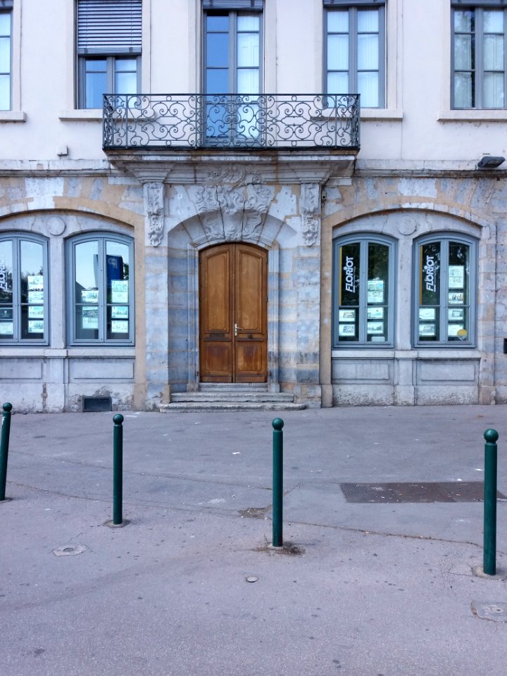 Lyon 1er - Place Tolozan, porte de la boutique au numéro 20