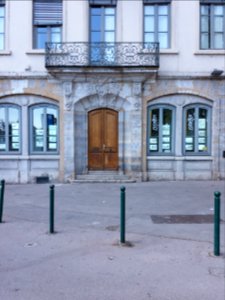 Lyon 1er - Place Tolozan, porte de la boutique au numéro 20