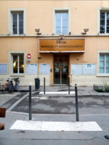Lyon 1er - Place Sathonay, entrée de la mairie
