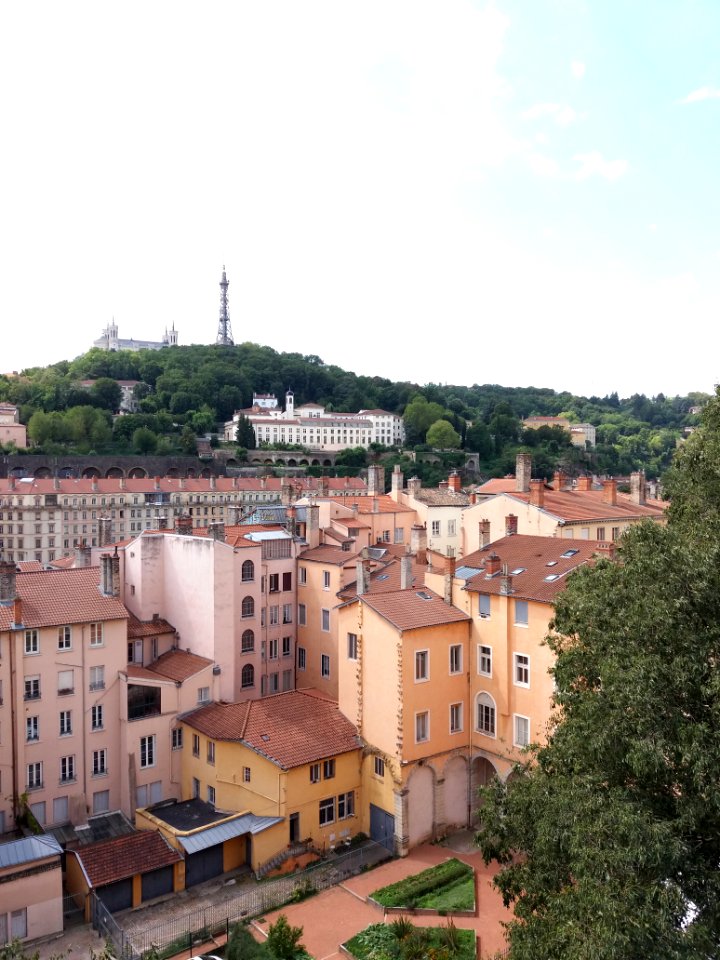 Lyon 1er - Place Rouville, vue sur Fourvière et le Clos Saint-Benoît