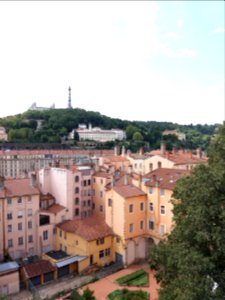 Lyon 1er - Place Rouville, vue sur Fourvière et le Clos Saint-Benoît