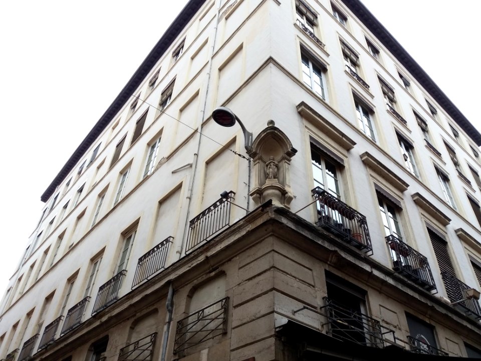 Lyon 1er - Place Sathonay, immeuble au numéro 4, vierge à l'angle de la rue des Fargues