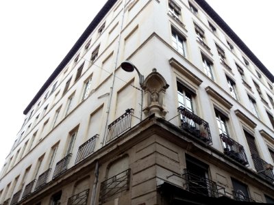 Lyon 1er - Place Sathonay, immeuble au numéro 4, vierge à l'angle de la rue des Fargues