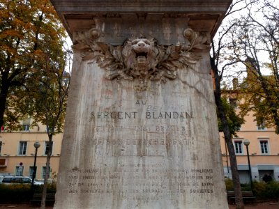 Lyon 1er - Place Sathonay - Statue du Sergent Blandan, piédestal, face sud