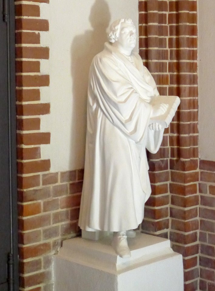 Lutherkirche (Berlin-Wilhelmsruh) Lutherstatue