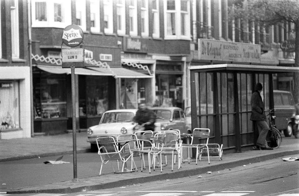 Luilak, een telefooncel op Bosch en Lommerplein in brand Een chauffeur van de st, Bestanddeelnr 921-4078