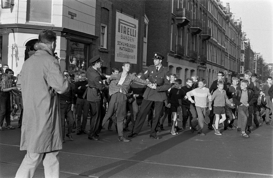 Luilak in Amsterdam, de jeugd in de Van Woustraat , een jeugdige oproerkraaier w, Bestanddeelnr 915-2134