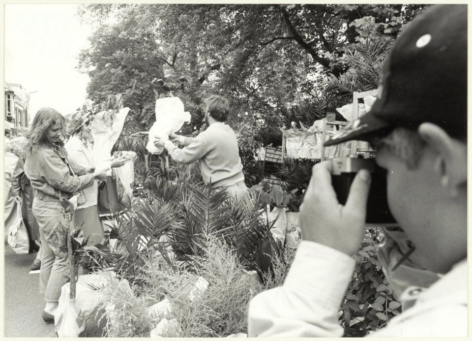 Luilak- bloemenmarkt op de Raamsingel. NL-HlmNHA 54020917