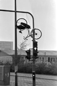 Luilak, fiets in lantaarnpaal, Bestanddeelnr 920-3214