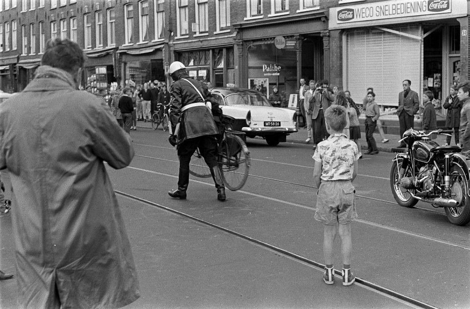Luilak in Amsterdam, de jeugd in de Van Woustraat , een jeugdige oproerkraaier w, Bestanddeelnr 915-2135