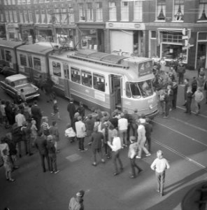 Luilak in Amsterdam, de jeugd versperde de trambaan in de Van Woustraat, Bestanddeelnr 915-2138