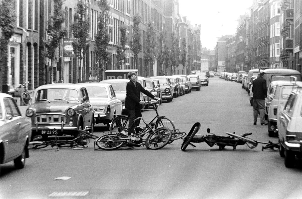 Luilak, fietsen blokkeren de rijweg, Bestanddeelnr 919-2035