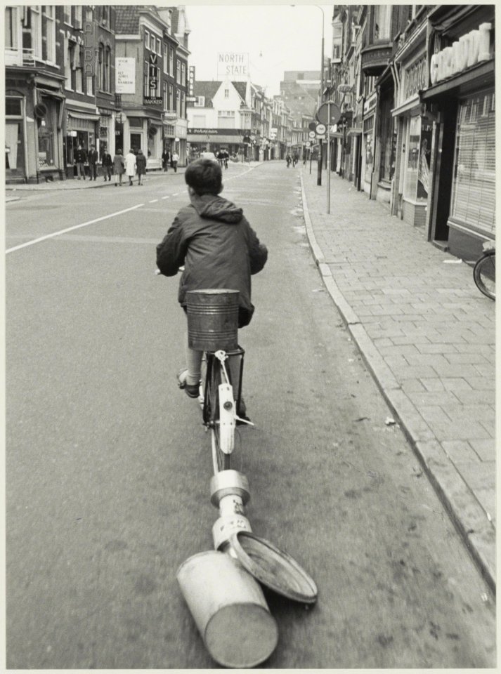 Luilak. Lawaai makende jongen in de Grote Houtstraat, ziende naar het noorden. NL-HlmNHA 54011711