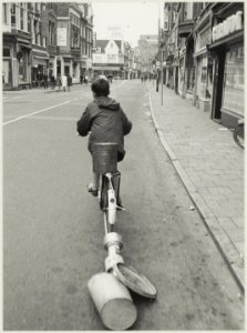 Luilak. Lawaai makende jongen in de Grote Houtstraat, ziende naar het noorden. NL-HlmNHA 54011711