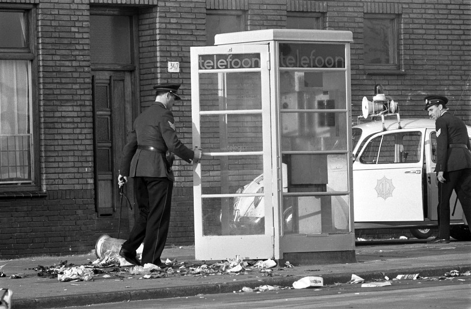 Luilak, een telefooncel op Bosch en Lommerplein in brand Een chauffeur van de st, Bestanddeelnr 921-4077