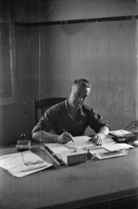Luiitenant-kolonel D. Huiting, chef-staf van de V-Brigade, achter zijn bureau, Bestanddeelnr 450-1-1